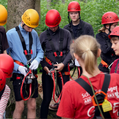 Eine Gruppe von Besuchern macht sich zum klettern bereit